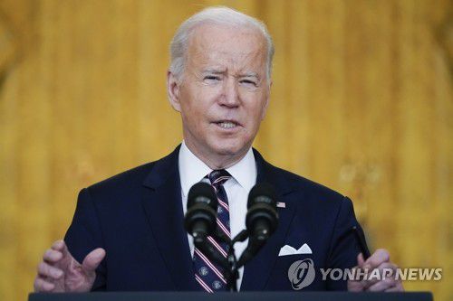 바이든 "우크라 침공 시작됐다"…대러시아 첫 제재 발표(워싱턴 AP=연합뉴스) 조 바이든 미국 대통령이 22일(현지시간) 백악관 연설을 통해 러시아의 우크라이나 침공이 시작됐다며 러시아를 겨냥한 첫 제재를 발표하고 있다. 바이든 대통령은 2곳의 러시아 은행을 서방으로부터 전면 차단하는 등 서방에서의 자금 조달을 막겠다고 밝혔다. 발트해 연안 국가로 추가적인 미군 병력과 장비의 이동도 승인했다. 앞서 블라디미르 푸틴 러시아 대통령은 우크라이나 동부 분리주의 지역 2곳의 독립을 승인하고 자국군 파병을 지시했다. 2022.2.23 leekm@yna.co.kr