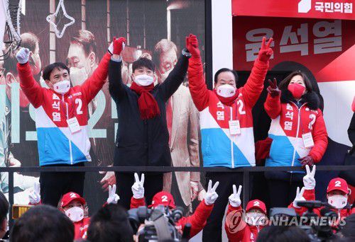 윤석열 지지 호소하는 이준석 대표(춘천=연합뉴스) 양지웅 기자 = 국민의힘 이준석 대표(가운데)와 한기호 의원, 김진태 전 의원이 23일 강원 춘천시 명동거리에서 윤석열 후보에 대한 지지를 시민들에게 호소하고 있다. 2022.2.23 yangdoo@yna.co.kr