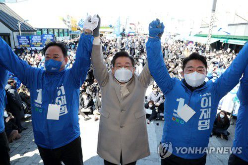 당진 유세에서 인사하는 이재명 후보(당진=연합뉴스) 백승렬 기자 = 더불어민주당 이재명 대선 후보가 23일 오후 충남 당진 어시장에서 열린 유세에서 시민과 지지자들에게 인사하고 있다. 2022.2.23 [공동취재] srbaek@yna.co.kr