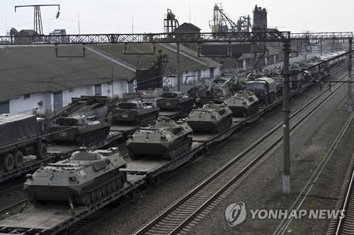 열차에 실려 우크라 국경 인근 역에 도착한 러시아군 장갑차 (로스토프 AP=연합뉴스) 우크라이나를 둘러싼 전운이 고조되고 있는 가운데 23일(현지시간) 국경을 맞댄 러시아 로스토프온돈 인근 철도역의 열차 위에 장갑차가 즐비하게 실려 있다. 러시아는 우크라이나 동부 돈바스 지역에 평화유지 명목으로 군대를 파견하기로 한 뒤 접경지역에서 병력을 증강하고 있다. 2022.2.24     sungok@yna.co.kr (끝)