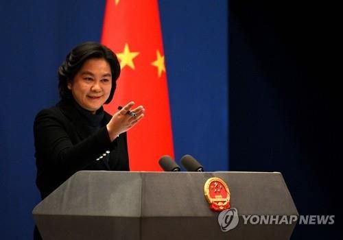 기자회견하는 中외교부 대변인…러 침공에 "각국 자제해야" 논평(베이징 AFP=연합뉴스) 화춘잉 중국 외교부 대변인이 24일 정례 기자회견을 하고 있다. 그는 이날 러시아의 우크라이나 침공에 대해 "오늘날 사태는 여러 문제가 복잡하게 작용한 것"이라며 "각국이 자제해 정세가 더 고조되지 않길 바란다"는 입장을 밝혔다. 2022.2.24   alo95@yna.co.kr (끝)