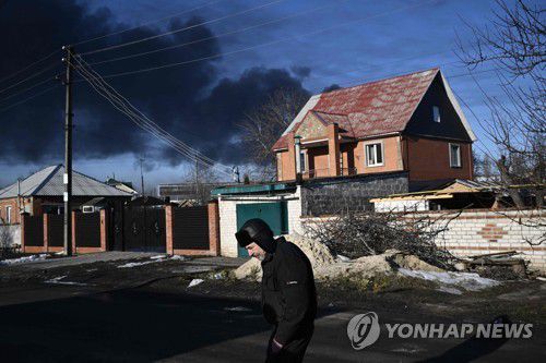 러, 동·남·북 3면으로 공격…지상군 진입(종합2보)(AFP=연합뉴스 자료사진)2022년 2월 24일 하르키우 인근 추기예프의 군용 공항에서 검은 연기가 피어오르는 가운데 한 남자가 길을 걷고 있다. 블라디미르 푸틴 러시아 대통령은 오늘 우크라이나 전역에서 폭발음이 들리며 "전면적인 침공"을 경고하고 있다.