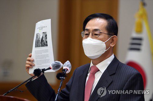 대장동 의혹 관련 기자회견 하는 조재연 대법관(서울=연합뉴스) 류영석 기자 = 대장동 개발 특혜·로비 관련 녹취록 속에 등장하는 '그분'으로 지목된 조재연 대법관이 23일 오후 서울 서초구 대법원에서 열린 기자회견에서 입장 발표를 하고 있다. 이날 조 대법관은 '그분' 관련 의혹을 전면 부인했다. 2022.2.23 [공동취재] ondol@yna.co.kr