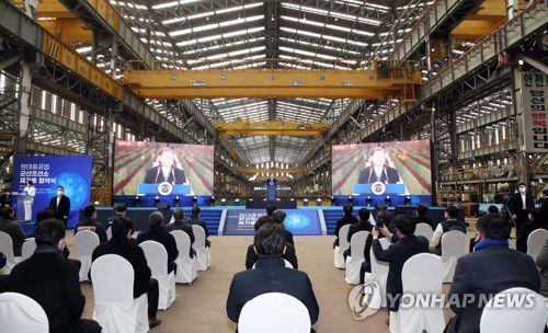 인사말 하는 문재인 대통령(군산=연합뉴스) 안정원 기자 = 문재인 대통령이 24일 전북 군산시 현대중공업 군산조선소에서 열린 군산조선소 재가동 협약식에서 인사말을 하고 있다. 2022.2.24 jeong@yna.co.kr