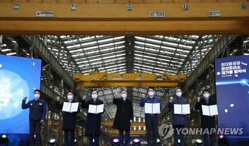 군산조선소 재가동 상호협력 협약식(군산=연합뉴스) 안정원 기자 =  문재인 대통령이 24일 전북 군산시 현대중공업 군산조선소에서 열린 군산조선소 재가동 협약식에서 협약식을 마친 참석자들과 기념촬영을 하고 있다. 2022.2.24 jeong@yna.co.kr