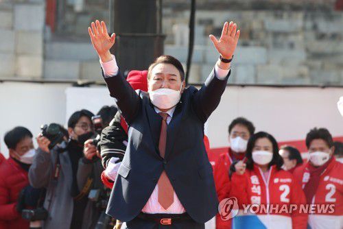 지지자들 환호에 답하는 윤석열 후보(수원=연합뉴스) 국민의힘 윤석열 대선 후보가 24일 오후 경기도 수원시 팔달문 앞에서 열린 수원 집중유세에서 두 손을 들어 지지자들의 환호에 답하고 있다. 2022.2.24 [국회사진기자단] toadboy@yna.co.kr