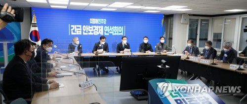 이재명 "러시아 침공에 유감"(서울=연합뉴스) 이정훈 기자 = 더불어민주당 이재명 대선 후보가 24일 오후 서울 여의도 중앙당사에서 열린 긴급 안보경제 연석회의에서 발언하고 있다.      이 후보는 이날 회의에서 "우크라이나의 영토적 통일성과 주권은 존중돼야 한다"며 "러시아의 우크라이나 침공에 강한 유감을 표명한다"고 밝혔다. 2022.2.24 [국회사진기자단] uwg806@yna.co.kr