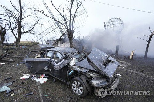 러시아군 폭격에 박살난 우크라 군기지 레이더 시설과 차량(마리우폴 AP=연합뉴스) 24일(현지시간) 러시아군 폭격을 받은 우크라이나 남부 항구도시 마리우폴 외곽 군기지의 레이더 시설이 크게 파손되고 주변에 주차된 승용차가 널브러져 있다. 러시아군은 이날 미사일 등을 동원해 우크라이나를 동·남·북부에서 동시다발로 공격하며 전면 침공을 단행했다. 2022.2.25 sungok@yna.co.kr