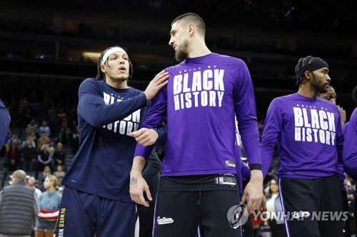 렌 위로하는 고든[EPA=연합뉴스]