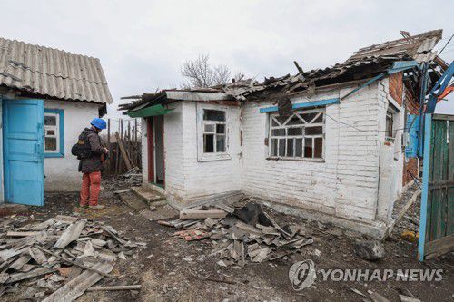 24일(현지시간) 우크라이나 동부 돈바스 지역에서 포격으로 파괴된 건물. [타스=연합뉴스 자료사진]