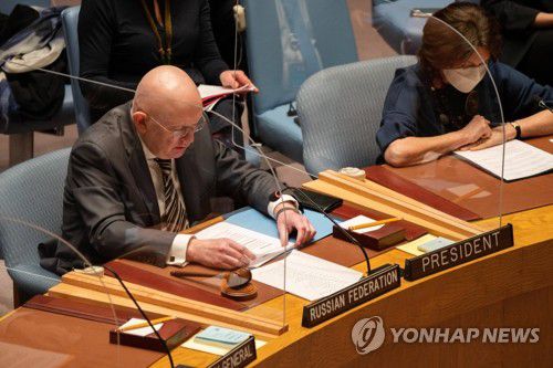 유엔 안보리 긴급회의서 발언 중인 러시아 대사(뉴욕 AFP=연합뉴스) 23일(현지시간) 미국 뉴욕의 유엔(UN) 본부에서 우크라이나 사태를 논의하기 위해 열린 안전보장이사회 긴급회의에서 바실리 네벤쟈 유엔 주재 러시아 대사가 발언하고 있다. 러시아 당국은 우크라이나 내 두 지역이 보호를 요청했다고 말했다. 한편, 블로디미르 젤렌스키 우크라이나 대통령은 현지시간으로 24일 0시께 텔레비전 방송으로 러시아 시민들에게 "우크라이나인들은 평화를 원한다"고 호소했다. 2022.2.24 alo95@yna.co.kr