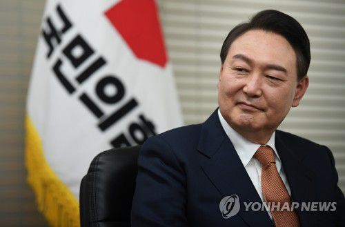 윤석열, 짐 로저스 면담(서울=연합뉴스) 이정훈 기자 = 국민의힘 윤석열 대선후보가 24일 서울 영등포구 당사에서 짐 로저스 로저스홀딩스 회장과 면담하고 있다. 2022.2.24 [국회사진기자단] uwg806@yna.co.kr