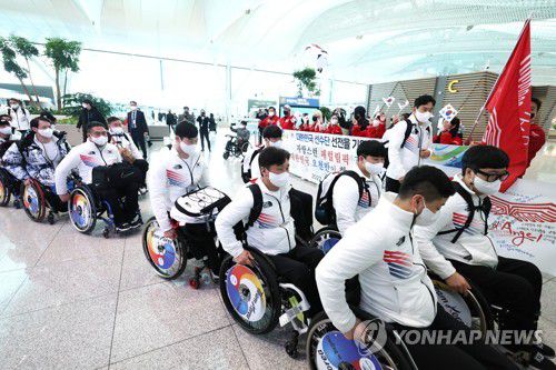 패럴림픽 선수단, 베이징으로(영종도=연합뉴스) 이지은 기자 = 2022 베이징 동계패럴림픽 대한민국 선수단이 25일 오전 인천공항에서 출국장으로 향하고 있다. 2022.2.25 jieunlee@yna.co.kr
