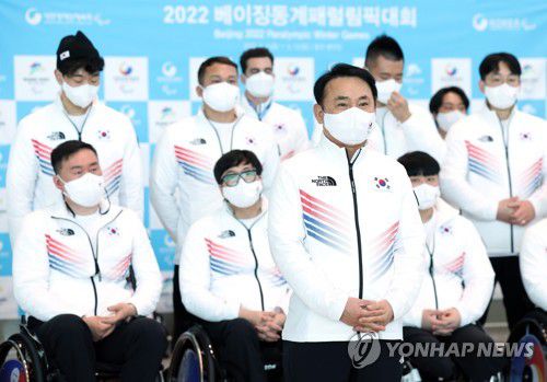 '잘 다녀오겠습니다'(영종도=연합뉴스) 이지은 기자 = 2022 베이징 동계패럴림픽 대한민국 선수단 윤경선 선수단장이 25일 오전 인천공항에서 출국 전 인사말을 하고 있다. 2022.2.25 jieunlee@yna.co.kr