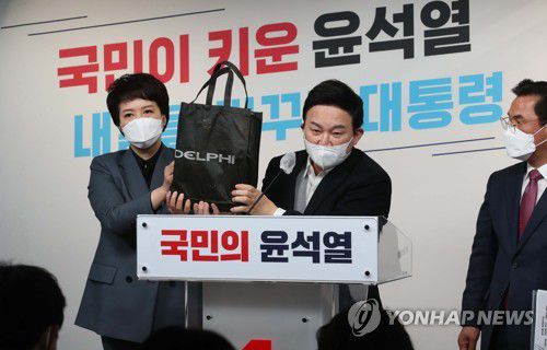 대장동 관련 자료 들어보이는 원희룡 정책본부장(서울=연합뉴스) 하사헌 기자 = 국민의힘 원희룡 정책본부장이 25일 서울 여의도 국민의힘 당사에서 열린 대장동 관련 긴급 기자회견에서 입수한 자료가 들어 있던 가방을 들어보이고 있다. 2022.2.25 [국회사진기자단] toadboy@yna.co.kr