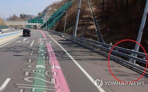 원희룡 정책본부장이 공개한 '대장동 문건 보따리' 발견 장소(서울=연합뉴스) 국민의힘 선대본부 원희룡 정책본부장은 25일 안양∼성남 간 제2경인고속도로 분당 출구 인근 배수구에 버려져 있는 '대장동 문건 보따리'를 입수했다고 밝혔다. 사진은 문건 보따리 발견 장소. 2022.2.25 [국민의힘 제공. 재판매 및 DB 금지] toadboy@yna.co.kr