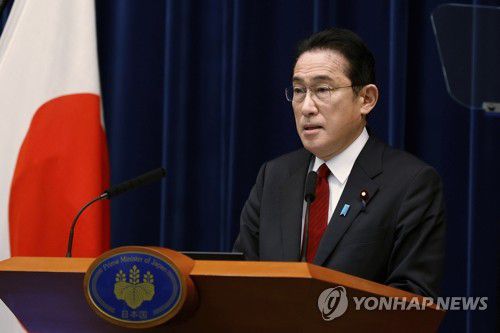 '우크라 침공' 러시아 추가 제재 발표하는 기시다 일본 총리(도쿄 AP/교도=연합뉴스) 기시다 후미오 일본 총리가 25일 도쿄 총리관저에서 기자회견을 통해 우크라이나를 침공한 러시아에 대한 추가 제재를 발표하고 있다. 일본 정부는 지난 23일 러시아 국채 등의 일본 내 발행·유통을 금지하는 등의 첫 제재를 공개한 데 이어 25일에는 반도체를 포함한 수출규제 등 두 번째 제재를 내놨다. 2022.2.25 leekm@yna.co.kr