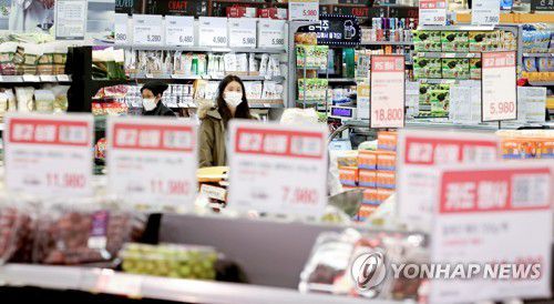 물가 안정 언제쯤?(서울=연합뉴스) 류영석 기자 = 물가 상승이 계속되는 가운데 24일 서울의 한 마트 식품 코너에서 시민들이 장을 보고 있다.     2022.2.24 ondol@yna.co.kr