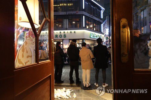 밤 10시 넘어서도 문 연 횟집(서울=연합뉴스) 김주성 기자 = 한국자영업자중기연합 회원들이 25일 밤 서울 종로구 관철동 인생횟집 앞에서 24시간 영업개시 선포식을 하고 있다. 2022.2.25 utzza@yna.co.kr