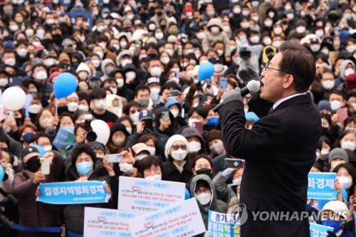 이재명 대선후보, 고양 집중 유세(고양=연합뉴스) 백승렬 기자 = 더불어민주당 이재명 대선후보가 26일 경기도 고양시 일산문화공원에서 열린 '고양의 수도권 서북부 경제 중심지 도약을 위해!' 고양 집중 유세에서 지지를 호소하고 있다. 2022.2.26 srbaek@yna.co.kr