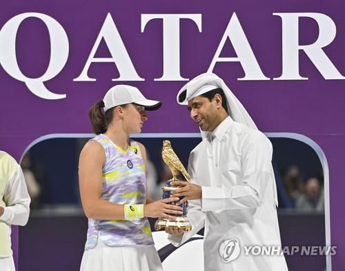 우승 트로피 받는 이가 시비옹테크[EPA=연합뉴스]