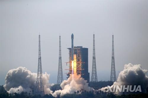 위성 22기 실은 중국 창정 8호 로켓 발사[신화=연합뉴스]