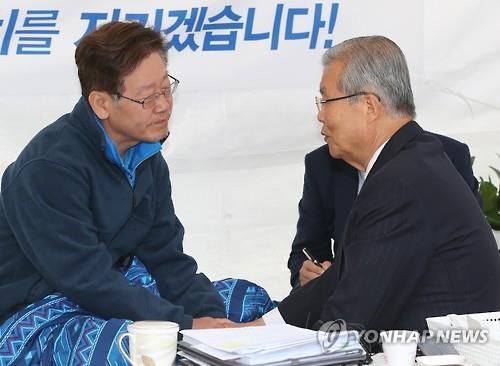 이재명 방문한 김종인  (서울=연합뉴스) 김주형 기자 = 김종인 더불어민주당 비상대책위 대표가 2016년 6월 17일 오전 광화문광장에서 11일째 단식농성중인 이재명 성남시장을 방문해 격려하고 있다. 2016.6.17     kjhpress@yna.co.kr (끝)