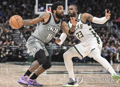 밀워키와 경기에서 돌파를 시도하는 브루클린 어빙(왼쪽)[로이터=연합뉴스] Mandatory Credit: Benny Sieu-USA TODAY Sports