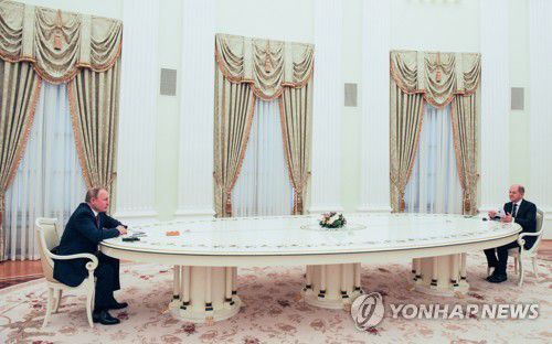 지난 15일 푸틴 대통령과 만난 숄츠 총리.[타스 연합뉴스 자료사진. 재판매 및 DB 금지.]