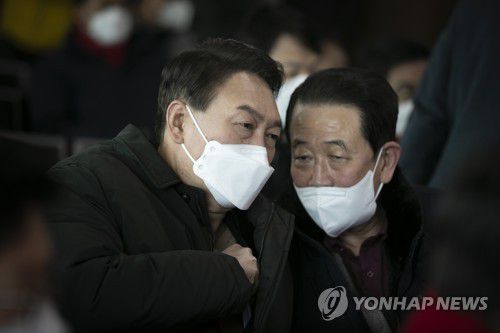 박주선 전 국회부의장과 대화하는 윤석열 후보(목포=연합뉴스) 이정훈 기자 = 국민의힘 윤석열 대선 후보가 23일 오후  전남 신안군 하의도에 있는 고 김대중 대통령 생가를 방문하기 위해 전남 목포시 목포연안여객터미널 부두에서 배에 오르기에 앞서 박주선 전 국회부의장과 이야기를 나누고 있다. 2022.2.23 [공동취재] toadboy@yna.co.kr