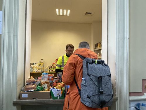 프셰미실 중앙역의 식료품 창구(프셰미실[폴란드]=연합뉴스) 이율 특파원 = 폴란드 접경도시 프셰미실 중앙역에 차려진 피란민수용소의 식료품 창구에서 한 피란민이 필요한 식료품을 고르고 있다. 2022.02.27