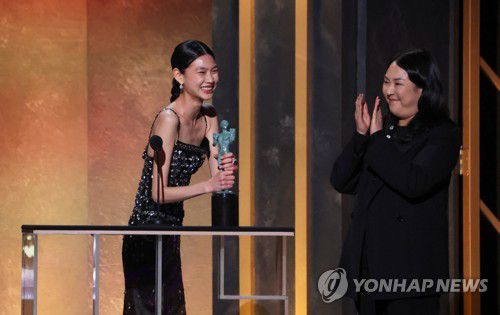 미 배우조합상 여우주연상 수상한 정호연(샌타모니카 AP=연합뉴스) 27일(현지시간) 미국배우조합(SAG)이 수여하는 여우주연상을 수상한 '오징어게임'의 배우 정호연(왼쪽). 2022.2.28