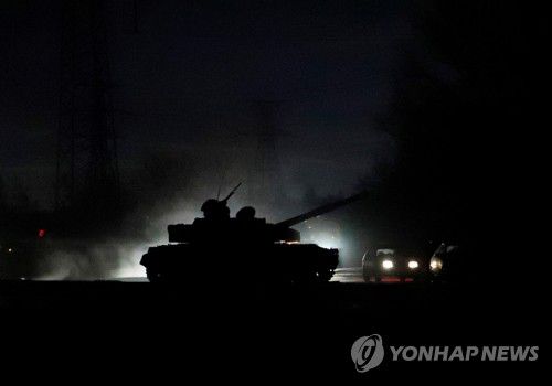 전운 고조 속 우크라 동부 진입하는 탱크(도네츠크 로이터=연합뉴스) 우크라이나를 둘러싸고 전운이 고조되고 있는 가운데 22일(현지시간) 친(親)러시아 반군이 통제하는 동부 도네츠크에 탱크가 진입하고 있다.. 2022.2.22 sungok@yna.co.kr