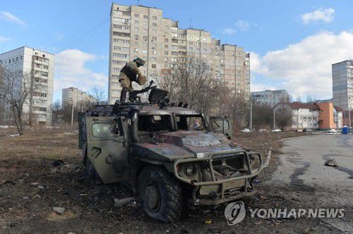 파괴된 러시아 군용차량 살피는 우크라 향토방위군(하리코프 AFP=연합뉴스) 러시아의 우크라이나 침공 나흘째인 27일(현지시간) 우크라이나 향토방위군 대원들이 제2의 도시 하리코프에서 시가전이 벌어진 후 파괴된 러시아군 보병의 기동차량 GAZ 티그르를 살펴보고 있다. 2022.2.28 leekm@yna.co.kr
