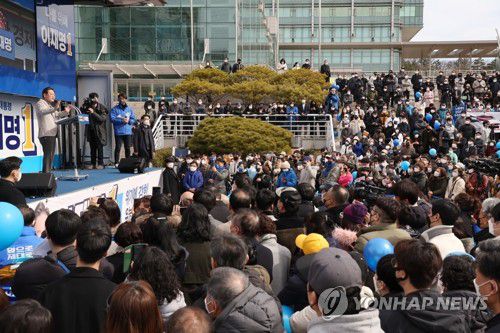 이재명 대선후보 포항 유세현장(포항=연합뉴스) 백승렬 기자 = 더불어민주당 이재명 대선후보가 28일 경북 포항시 포항시청 광장에서 열린 '포항발전 제대로! 새로운 포항을 위해, 이재명!' 포항 유세에서 지지를 호소하고 있다. 2022.2.28 srbaek@yna.co.kr