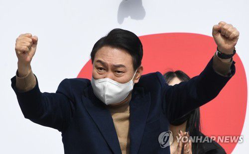 강원도 찾은 윤석열(동해=연합뉴스) 이정훈 기자 = 국민의힘 윤석열 대선 후보가 28일 오전 강원 동해시청 앞에서 열린 유세에서 지지자들에게 인사하고 있다. 2022.2.28 [공동취재] uwg806@yna.co.kr