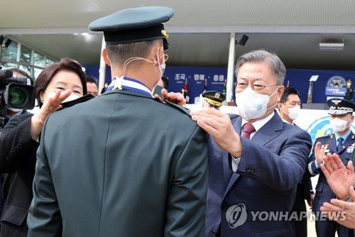 임관장교에 계급장 수여하는 문재인 대통령(영천=연합뉴스) 안정원 기자 = 문재인 대통령과 김정숙 여사가 28일 경북 영천시 육군3사관학교에서 열린  제57기 졸업 및 임관식에서 임관장교에게 계급장을 수여하고 있다.  2022.2.28 jeong@yna.co.kr