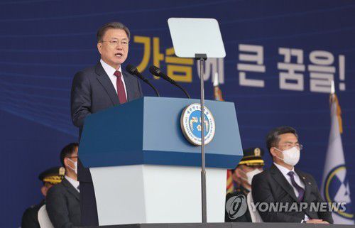 축사하는 문재인 대통령(영천=연합뉴스) 안정원 기자 = 문재인 대통령이 28일 경북 영천시 육군3사관학교에서 열린  제57기 졸업 및 임관식에서 축사를 하고 있다. 2022.2.28 jeong@yna.co.kr