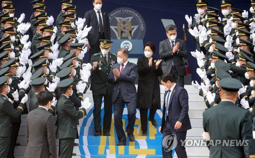 육군3사관학교 졸업생과 기념촬영 나선 문재인 대통령 내외(영천=연합뉴스) 안정원 기자 = 문재인 대통령과 김정숙 여사가 28일 경북 영천시 육군3사관학교에서 열린  제57기 졸업 및 임관식에서 졸업생들과 기념촬영을 위해 단상을 내려오고 있다. 2022.2.28 jeong@yna.co.kr