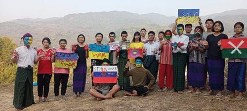 북부 카친족 활동가들이 우크라이나 연대 시위를 벌이는 모습.[이라와디 캡처. 재판매 및 DB 금지]