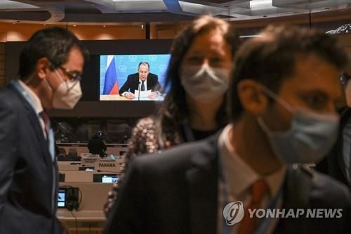 제네바 외교관들, 군축 회의서 러 외무 발언에 '퇴장 시위'(AFP 제네바=연합뉴스) 1일(현지시간) 스위스 제네바에서 열린 유엔 군축 회의에서 세르게이 라브로프 러시아 외무장관의 화상 발언이 시작하자 여러 외교관들이 러시아의 우크라이나 침공에 대한 항의의 표시로 회의장을 나가고 있다. 2022.3.1. photo@yna.co.kr