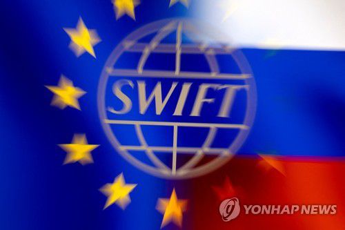 EU와 러시아 국기 위 스위프트 로고[로이터 자료사진. 재판매 및 DB 금지]