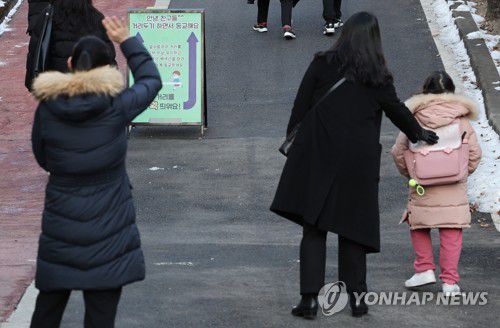 새 학기 등교 방안은(서울=연합뉴스) 한상균 기자 = 7일 오전 서울 한 초등학교에서 학생들이 등교하고 있다. 교육부는 이날 '2022학년도 학사 운영 방안'을 발표할 예정이다. 등교 수업을 원칙으로 하지만, 오미크론 변이의 확산 상황에 따라 각 시도교육청과 학교의 자율성을 강화하는 방안이 발표될 것으로 보인다. 신속항원검사 활용 등 학교 내 진단 검사 체계도 바뀔 전망이다. 2022.2.7 xyz@yna.co.kr