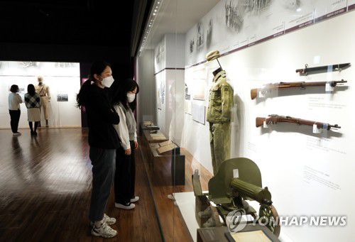 '대한민국 임시정부 수립 과정을 한눈에'(서울=연합뉴스) 이지은 기자 = 국립대한민국임시정부기념관이 1일 개관한다. 기념관은 2019년 3ㆍ1운동 및 대한민국임시정부 수립 100주년을 맞아 대한민국 임시정부의 활동과 역사를 민주주의의 출발점으로 기억하고 후대에 전승하기 위해 추진됐다. 전시는 3ㆍ1운동 부터 임시정부의 법통을 이은 대한민국 정부수립까지 활동을 주제로 돼 있다. 사진은 상설전시관 모습. 2022.3.1 jieunlee@yna.co.kr