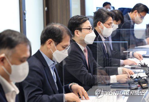 우크라 사태 긴급 수출입업계 간담회(서울=연합뉴스) 홍해인 기자 = 여한구 산업통상자원부 통상교섭본부장(가운데)이 28일 서울 강남구 한국무역협회에서 열린 러시아의 우크라이나 침공 사태와 관련 긴급 수출입업계 간담회에 참석해 발언하고 있다. 2022.2.28 hihong@yna.co.kr