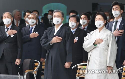 국기에 경례하는 문재인 대통령 내외(서울=연합뉴스) 안정원 기자 = 문재인 대통령과 김정숙 여사가 1일 서울 서대문구 국립 대한민국임시정부 기념관에서 열린 제103주년 3.1절 기념식에서 국기에 경례를 하고 있다. 2022.3.1 jeong@yna.co.kr