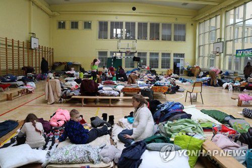 폴란드 학교 체육관의 우크라이나 피란민들(프셰미실[폴란드]=연합뉴스) 전성훈 특파원 = 러시아의 우크라이나 침공 나흘째인 지난달 28일(현지시간) 폴란드 국경도시 프셰미실 시내 한 고등학교 체육관에 임시로 마련된 우크라이나 피란민 거처. 2022.3.1 lucho@yna.co.kr