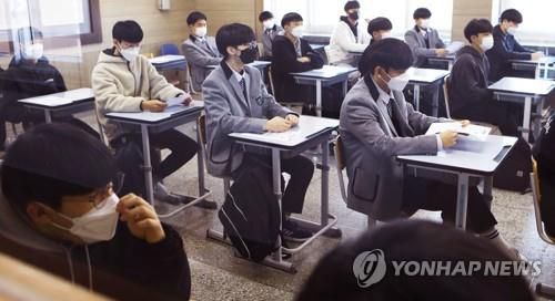 마스크 쓴 학생들(전주=연합뉴스) 최영수 기자 = 개학 첫날인 2일 전북 전주시 동암고등학교 1학년 학생들이 마스크를 쓴 채 교사에게 학교생활을 안내받고 있다.  2022.3.2