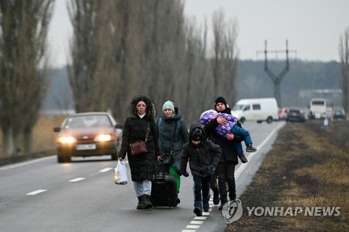 1일(현지시간) 우크라이나에서 몰도바 접경으로 걸어서 이동 중인 피란민들 [AFP=연합뉴스]