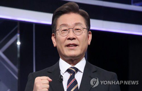 방송토론 참석한 이재명 대선후보(서울=연합뉴스) 더불어민주당 이재명 대선후보가 2일 저녁 서울 영등포구 KBS 본관 스튜디오에서 열린 중앙선거관리위원회 주관 제20대 대통령선거 후보자 3차 사회분야 방송토론회에서 토론회 준비를 하고 있다. 2022.3.2 [국회사진기자단] srbaek@yna.co.kr